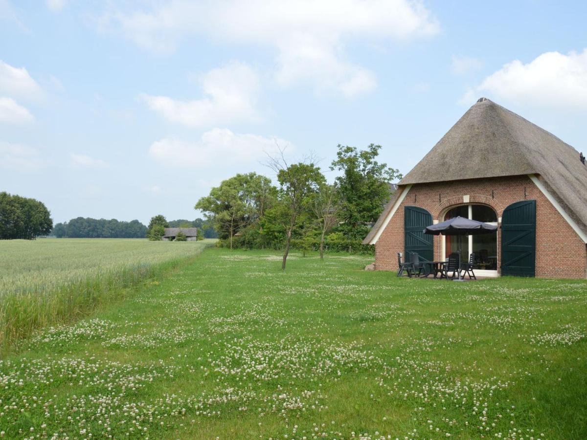 Staying In A Thatched Barn With Box Bed Beautiful View Region Achterhoek Geesteren  Zewnętrze zdjęcie